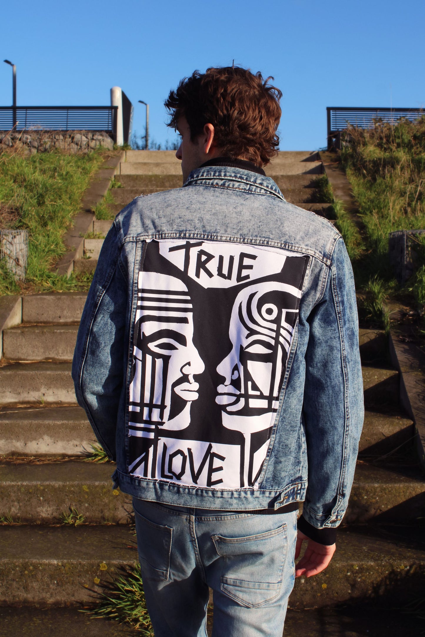 Custom graphic jacket with a bold face design and zwart-wit contrast, perfect as wearable art.