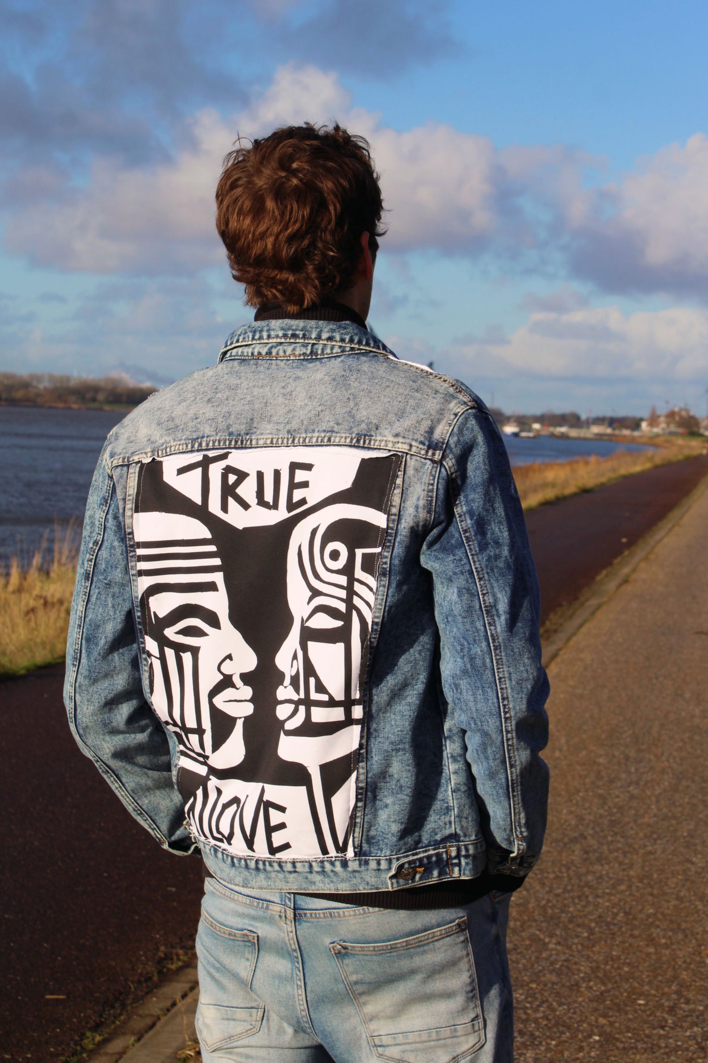 Customized denim jacket with a zwart-wit contrast graphic, making it a versatile and artistic choice.