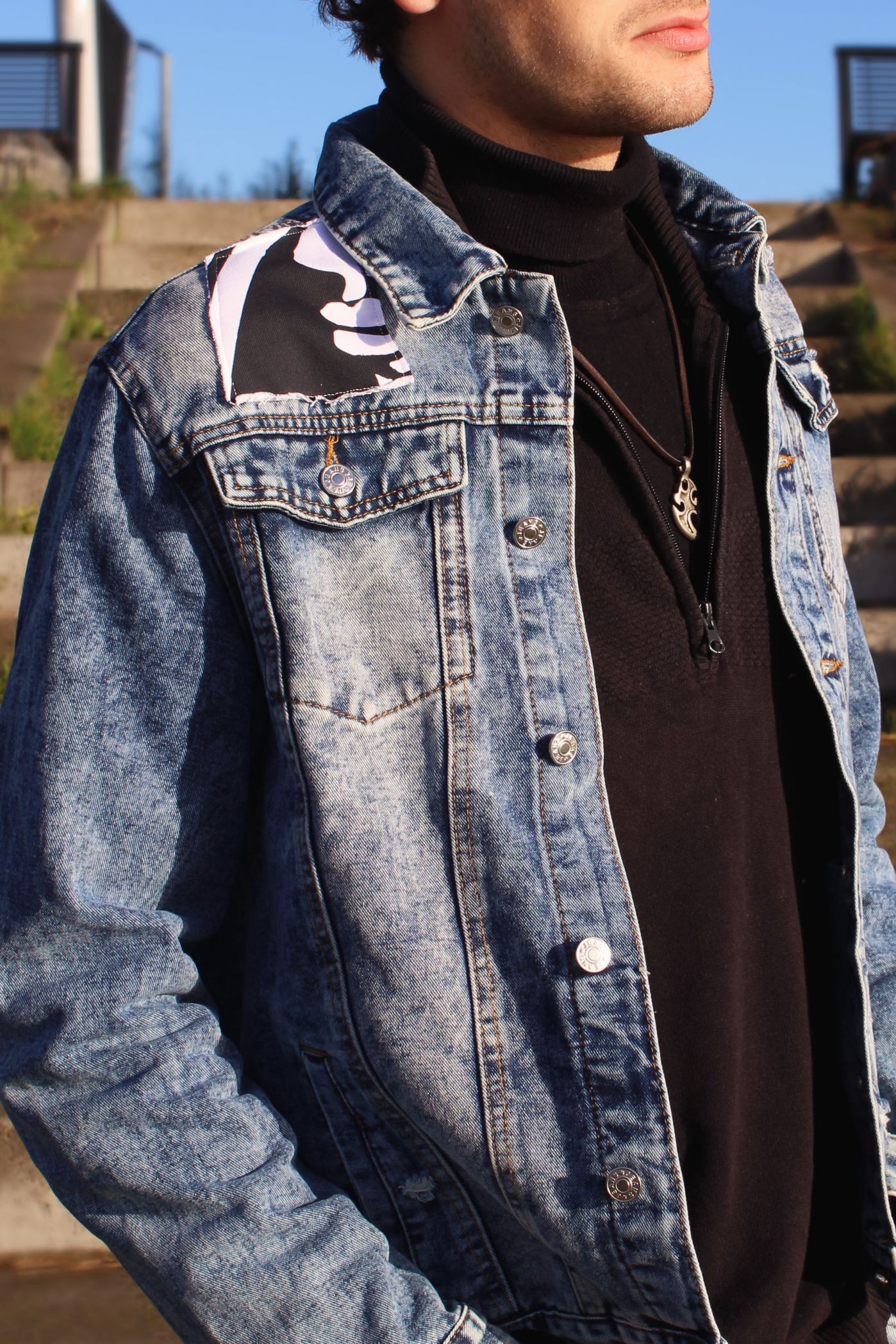 Casual statement piece denim jacket with zwart-wit contrast and artistic face design.